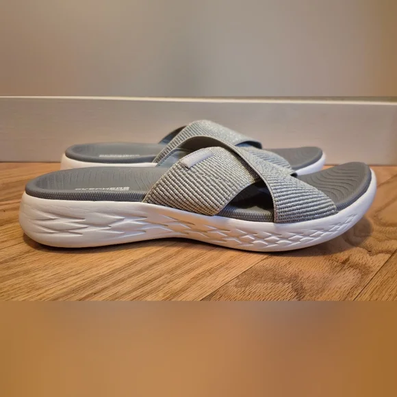 Skechers Women's 8 On The Go Silver Goga Mat Slide Sandals EUC - Picture 7 of 11